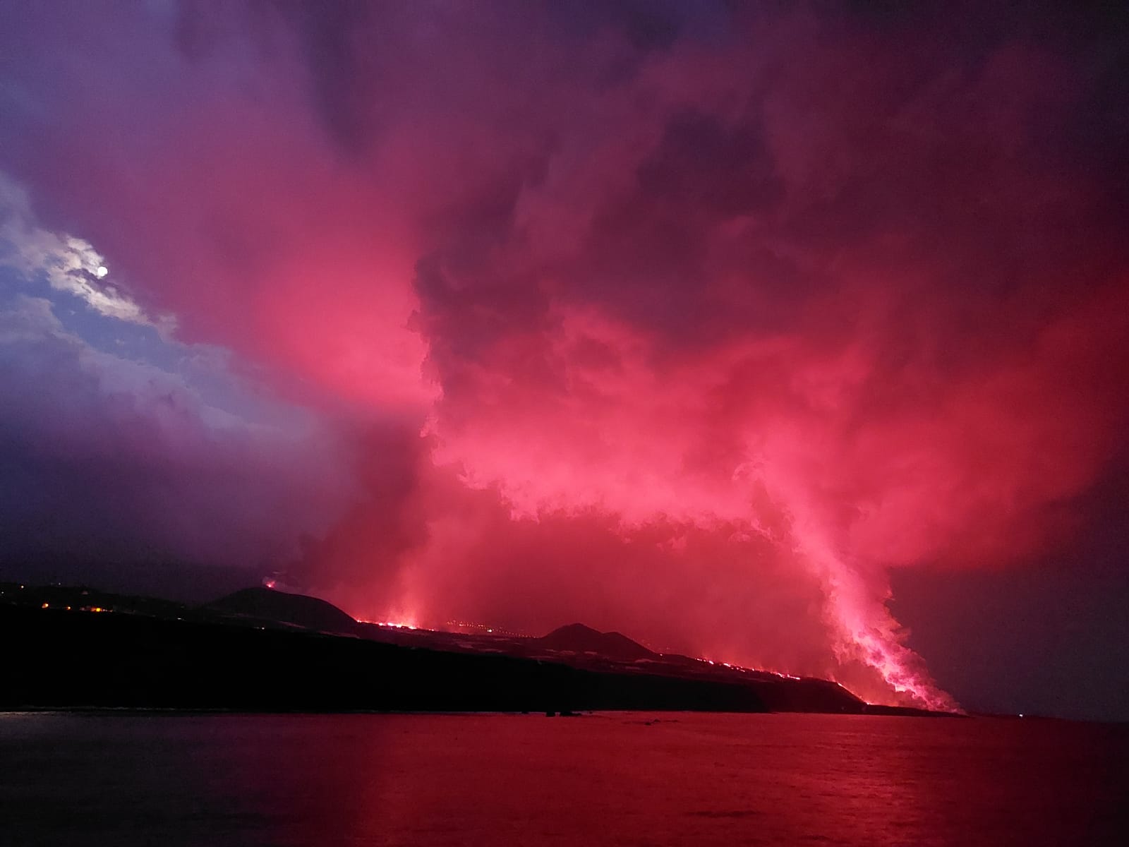 Atardecer en el puerto de Tazacorte con las nubes de vapor y gases reflejando la incandescencia de la lava en la tarde de ayer