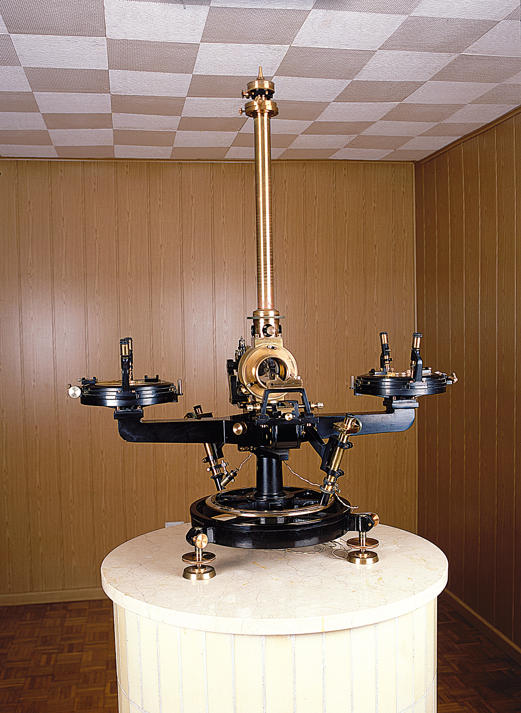 Magnetómetro de tipo Schmidt y caja de oscilaciones
